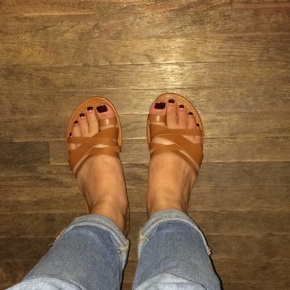 Report Shoes - Free with purchase! Report Gyselle sandals